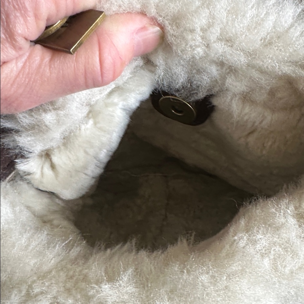 UGG sheep lined small purse. Leather and sheep skin outer. Brass. - Picture 6 of 7